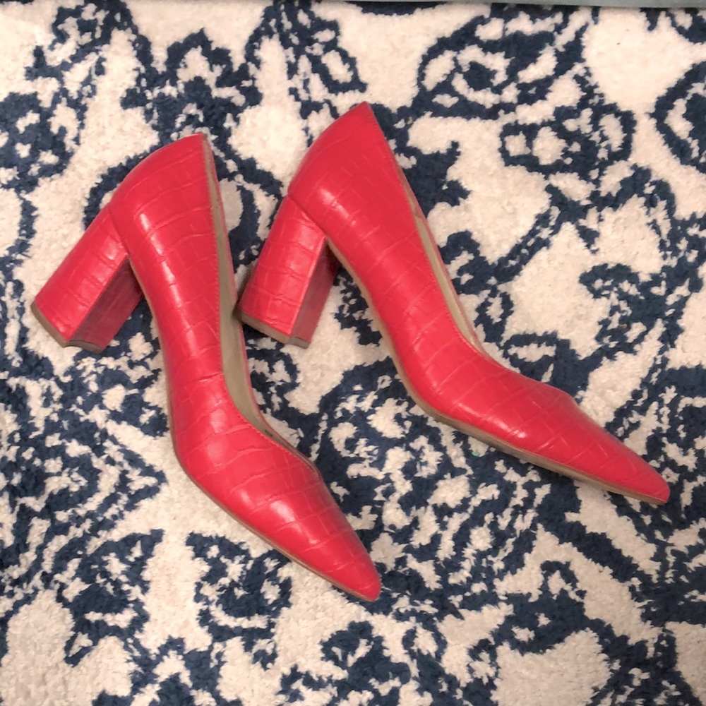 MARC FISHER Hot pink alligator Caitlin Pump, 9.5M